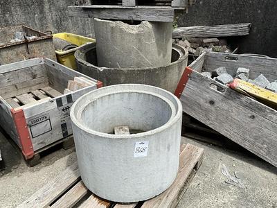 Immagine panoramica di Various concrete manhole rings